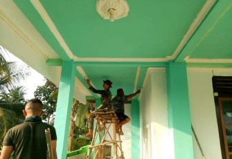 Warga Bersama Satgas TMMD 118 Lakukan Pengecetan Masjid 