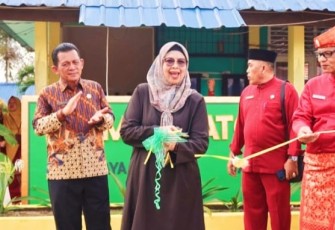 Gubernur Kepulauan Riau Ansar Ahmad bersama Ketua TP-PKK Kepri Dewi Kumalasari Ansar saat bersilaturahmi bersama keluarga besar SMAN 1 Toapaya dan SMKN 1 Gunung Kijang