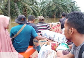 Sejumlah warga saat berangkat mengungsi
