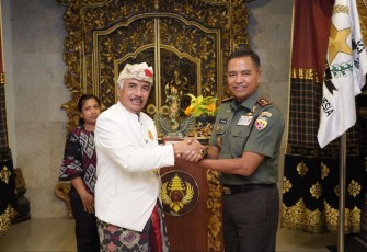 Pangdam IX/Udayana Mayjen TNI Harfendi, S.I.P., M.Sc., beserta rombongan melaksanakan kunjungan ke Puri Denbencingah Klungkung, di Desa Akah, Klungkung, pada Rabu (13/12/2023)