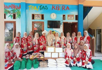  Persit Kodim Madiun saat Gelar Bakti Sosial