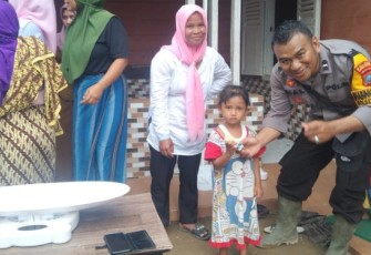 Bhabinkamtibmas Polsek Saipar Dolok (SD) Hole, Aipda Syahrial ES, melaksanakan monitoring pengentasan Stunting terhadap anak, Senin (21/8/2023) pagi.