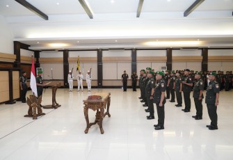 Pangdam IX/Udayana Mayor Jenderal TNI Harfendi, S.I.P., M.Sc., saat memimpin langsung Acara Serah Terima Jabatan dan Tradisi Laporan Korps Pejabat Kodam IX/Udayana, yang dilaksanakan di Aula Supardi Makodam IX/Udayana, Denpasar, pada Selasa 14 November 2023.