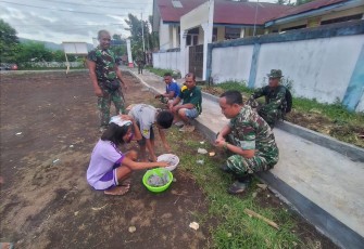 Dandim 1310/Bitung Selaku Dansatgas TMMD Ke-116 Kodim 1310/Bitung saat memborong ikan Kayla Tambanau dan Jeyden Apliama