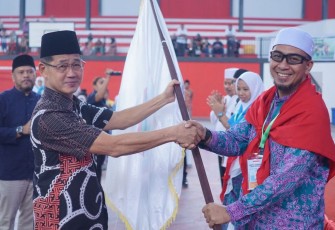 Wakil walikota Bitung Hengky Honandar saat melepas jamaah haji Kota Bitung