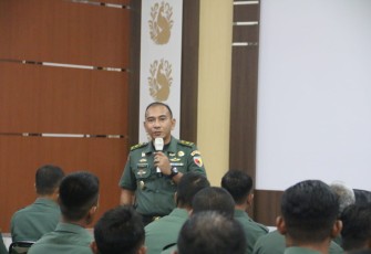  Kadim 0803/Madiun Mayor Inf Tommy Fedy Anugerahan memberi motivasi kepada Bintara pembina desa 