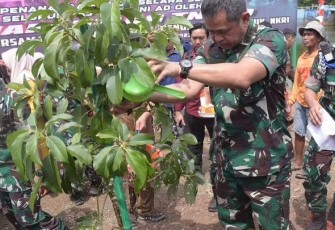  Panglima Divisi Infanteri 3 Kostrad Mayjen TNI Choirul Anam, S.E., M.M. dampingi Kepala Staf Angkatan Darat Jenderal TNI Maruli Simanjuntak, M.Sc dalam rangka Kunjungan Kerja ke Kodam XIV/Hsn Makassar pada Kamis (14/12/2023)