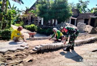 Anggota Koramil Tipe B 0802/09 Balong, Kodim 0802/Ponorogo yang bertugas menjadi Babinsa Purworejo dalam pelaksanaan kegiatan di wilayah desa binaan hari ini salah satunya yaitu ikut kerja bakti bersama warga  Dukuh Klepu, Desa Purworejo Kecamatan Balong, Kabupaten Ponorogo, Sabtu (23/12/2023)