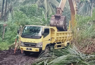 Satgas Pra TMMD Kodim 1310/Bitung menggunakan Dum truck saat mengambil tanah timbunan