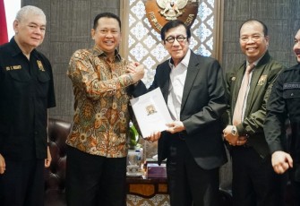 Bamsoet saat bertemu Menteri Hukum dan HAM sekaligus Dewan Penasehat PERIKHSA Yasonna Laoly, di Kantor Kemenkumham, Jakarta, Selasa (7/3/23).