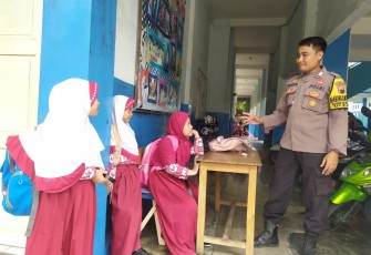 Anggota Polres Blora dan TNI saat mengimbau kepada murid sekolah terkait isu penculikan anak.