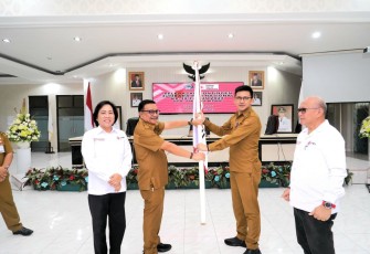 Wali Kota Bitung Maurits Mantiri saat melepas peserta Kontingen Jumbara PMR Nasional IX 2023 Kota Bitung