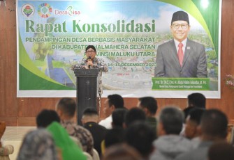 Menteri Desa, Pembangunan Daerah Tertinggal, dan Transmigrasi, Abdul Halim Iskandar saat Rapat Konsolidasi Pendampingan Desa Berbasis Masyarakat di Kabupaten Halmahera Selatan Provinsi Maluku Utara bertempat di Labuha, Kamis (14/12/2023)