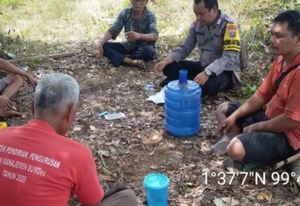 Bhabinkamtibmas Polsek Padang Bolak, Bripka Adam Pohan, sukses damaikan permasalahan sengketa batas Kebun antar warga, Selasa (6/6/2023) siang