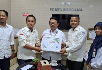 Kepala BWSS V Padang saat Terima Penghargaan P2NAPAS