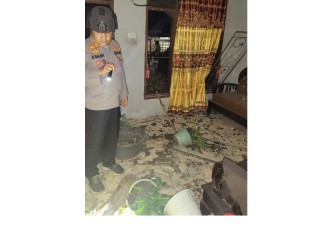 Kapolsek Batang Angkola AKP Raden Saleh Saat Mengecek Rumah Korban
