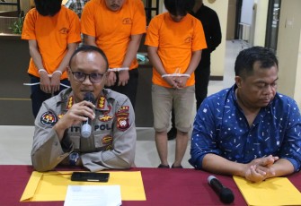 Kabid Humas Polda Kalbar Kombes Pol R. Petit Wijaya dan Direktur Reserse Kriminal Khusus Polda Kalbar Kombes Pol Luthfie Sulistiawan saat konferensi pers.