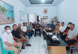 Foto Kanit Tipidkor Polres Bitung bersama 14 Saksi yang di hadirkan saat  pemeriksaan Dirtek PD Bangun Bitung di ruang Tipidkor