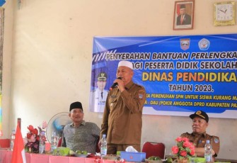 Bupati Pasaman Barat (Pasbar) Hamsuardi mendampingi Anggota DPRD Pasbar Ali Nasir menyerahkan 200 paket bantuan perlengkapan sekolah bagi peserta didik Sekolah Dasar dan Sekolah Menengah Pertama tahun 2023 di SD 06 Kinali, Kecamatan Kinali. 