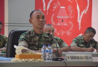 Danrem 081/DSJ dan Staf Terima Arahan dari Pangdam Mayjen TNI Farid Makruf
