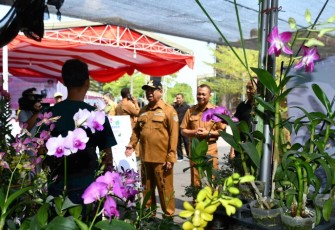 Bupati Tulungagung Maryoto Birowo saat launching anggrek varian baru