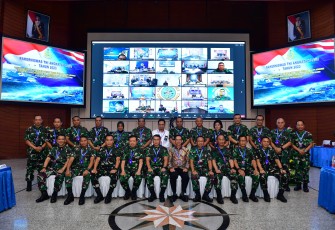 Kepala Staf Komando Lintas Laut Militer (Kas Kolinlamil) Laksamana Pertama TNI Mochammad Riza, S.E., M.Tr.Opsla., CRMP dan Inspektur Komando Lintas Laut Militer Laksma TNI Damayanti mengikuti Rapat Kerja Teknis Pengawasan (Rakerniswas) TNI Angkatan Laut Tahun 2023 yang diadakan secara terpusat di Gedung Auditorium Denma Mabesal Cilangkap, Jakarta Timur, Jumat (15/12)