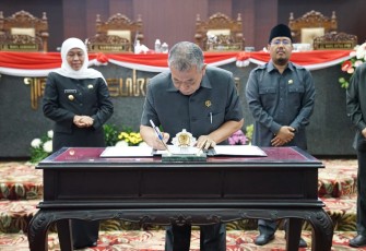 DPRD Jatim dan Gubernur Khofifah saat Tanda Tangani Subtansi RTRW 2023-2043