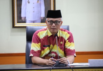  Plh. Kepala Pusat Strategi Kebijakan Pembangunan, Keuangan Daerah dan Desa (Pustrajakan PKDD) BSKDN Abas Supriyadi saat memimpin Rapat Penyusunan Laporan Akhir "Penilaian Kriteria dan Pembobotan Variabel Kota Bersih" di Aula BSKDN pada Kamis, 2 November 2023. 