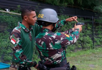 Taruna AAL Tingkat IV saat Berlatih Menembak Pistol  