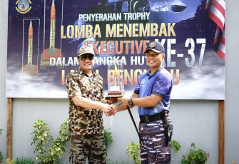 Wagub Rosjonsyah Juara 1 Lomba Tembak Eksekutif pada HUT ke-37 Lanal Bengkulu