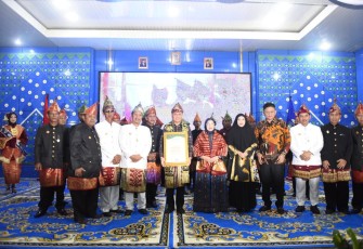 Prosesi pemberian adat ini dimulai dengan pembacaan pisaan dan warahan yang kemudian gelar tersebut dibacakan dengan iringan pemukulan gong. Selanjutnya, sejumlah pemangku adat membacakan arti dari gelar yang diberikan kepada Pj Gubernur Sumatera Selatan Agus Fatoni.
