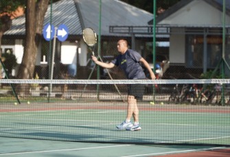 Komandan Kodiklatal (Dankodiklatal) Letjen TNI Marinir Nur Alamsyah berpasangan dengan atlet tenis Kodiklatal Serda Aroy, melaksanakan latihan tenis lapangan guna meningkatkan imun tubuh agar terhindar dari berbagai penyakit, bertempat di Lapangan Tenis Kodiklatal, Bumimoro Surabaya, Rabu, (20/12/2023)