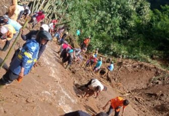  Upaya pencarian terhadap Suwarni (55), warga Dusun Nglerak yang diduga hilang dan menjadi korban timbunan tanah longsor di Desa Ngargoyoso, Kabupaten Karanganyar. Foto : Istimewa