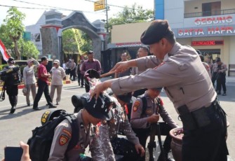Prosesi siraman kembang terhadap Bintara Remaja Polres Tulungagung oleh Kabag Ren AKBP Maga Fitri Fitriawan, SH, MSi