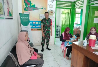 Babinsa Koramil 0803-09/Saradan Sertu Sunarwan saat Dampingi Imunisasi Bagi Anak