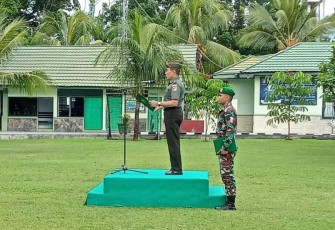 Kasdim 1310/Bitung, Mayor Chb Mustafa Umboh saat membacakan amanat Panglima TNI, Laksamana TNI Yudo Margono