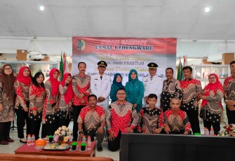 Foto bersama Hari Prastijo dan Camat baru Rachmad Adhityo Kuncoro bersama dengan staff pegawai Kecamatan Kedungwaru