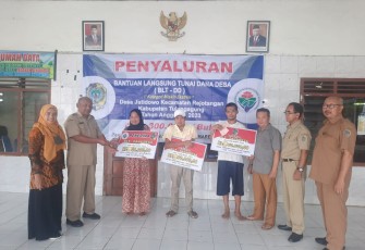 Pemdes Jatidowo saat Salurkan BLT-DD Kepada 20 Keluarga Penerima Manfaat (KPM) yang diterimakan di Balai Desa setempat.