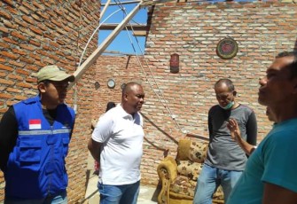 Plt Kepala Dinas Sosial Labuhanbatu, Syahrizal Hasibuan bersama rombongan saat Tinjau Korban Puting Beliung di Danau Bale 