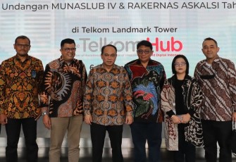 Menteri Komunikasi dan Informatika Republik Indonesia (tengah) bersama Dewan Pengawas ASKALSI Marwan O. Baasir (kedua dari kiri), Ketua Umum ASKALSI 2021-2023