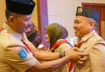 Sekdaprov Adi Sematkan Lencana Pancawarsa kepada Kakak-kakak Kwarda Kepri