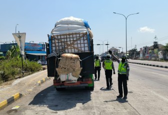 Personel Satlantas Polres Karanganyar menindak kendaraan angkutan barang bermuatan melebihi kapasitas, saat melintas di kawasan simpang tiga Exit Tol Kebakkramat, Rabu (13/9/2023).