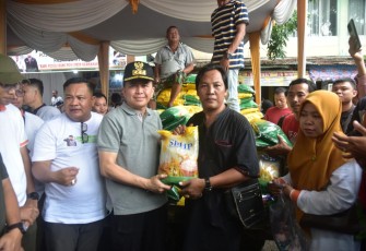 Fatoni di sela-sela meninjau kegiatan Operasi Pasar Murah di Pasar Bukit Sulap Kota Lubuk Linggau, Sumatera Selatan, Minggu (24/12/2023).