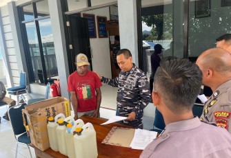Pangkalan TNI AL Lanal Nabire, yang berada di bawah jajaran Pangkalan Utama TNI AL (Lantamal) X Jayapura, Koarmada III, berhasil menggagalkan penyelundupan 4 jerigen Minuman Keras (Miras) illegal di Pelabuhan Umum Nabire, Provinsi Papua Tengah, Sabtu (09/12) lalu