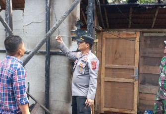 Kapolsek Pantee Bidari saat Datangi TKP Lokasi Kebakaran Rumah Warga