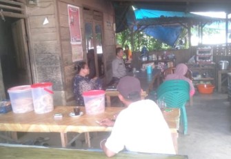 Kapolsubsektor Sayurmatinggi, Ipda Asjul Pane, membaur dengan warga menjemput bola untuk menampung segala keluh kesah terkait masalah Kamtibmas