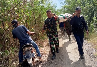 Babinsa Koramil 409-10 Bermani Ilir Evakuasi Warga Menderita Lumpuh 