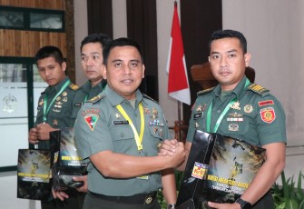Divif 2 Kostrad yang profesional, Yonarmed 12 Kostrad mengikuti kegiatan rapat evaluasi bidang Intelpam yang diselenggarakan di Mako Divif 2 Kostrad Malang Jawa Timur, Kamis (14/12/2023)