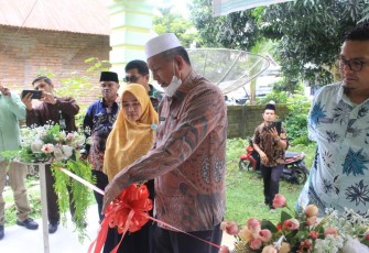 Bupati Hamsuardi potong pita tanda peresmian Rumah Lansia Pertama di Pasbar 