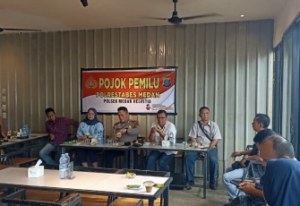 Kapolsek Medan Helvetia Kompol Heri Edrino Sihombing SIK, MH menyampaikan maksud dan tujuan dilakukan pertemuan ini dengan tema Pojok Pemilu menindaklanjuti kebijakan Kapolri yang diteruskan kepada Bapak Kapoldasu untuk menyelenggarakan pertemuan sesama penyelenggara Pemilu 2024